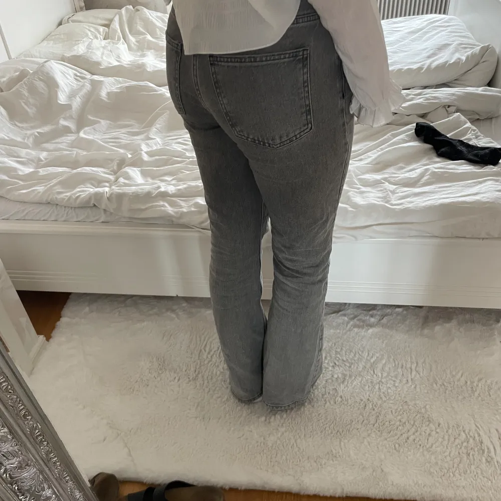 Gråa flare jeans från Gina Tricot i storlek 38❤️‍🔥❤️‍🔥❤️‍🔥. Jeans & Byxor.