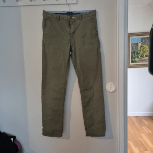 GANT kakigröna chinos 170cl, 15 år - Använda 4-5 gånger, raka chinos inga märken eller skador Strl 170cl normal i storleken
