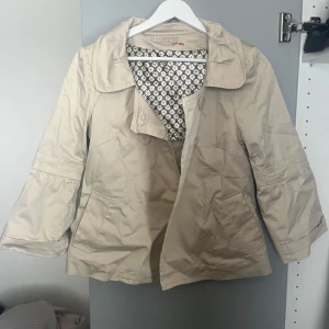 Trekvartsärmad jacka - Supersöt jacka med trekvsrtsärmar, perfekt nu till våren🩷👚🌸😝