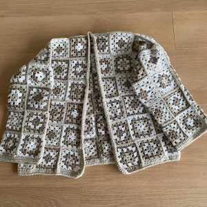 Handgjord virkad kofta - Virkad handgjord kofta i supersnygg färg som passar till allt