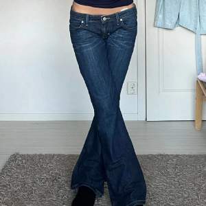 Superfina lågmidjade jeans! Första två bilderna är lånade, sista är på min kompis. Köpta på plick men var för stora för mig💗midjemått: 37cm Innerbenslöngd: 80cm Skriv vid frågor, pris kan disskureras