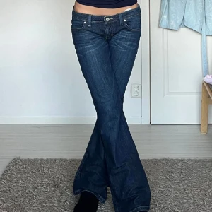 Lågmidjade jeans - Superfina lågmidjade jeans! Första två bilderna är lånade, sista är på min kompis. Köpta på plick men var för stora för mig💗midjemått: 37cm Innerbenslöngd: 80cm Skriv vid frågor, pris kan disskureras