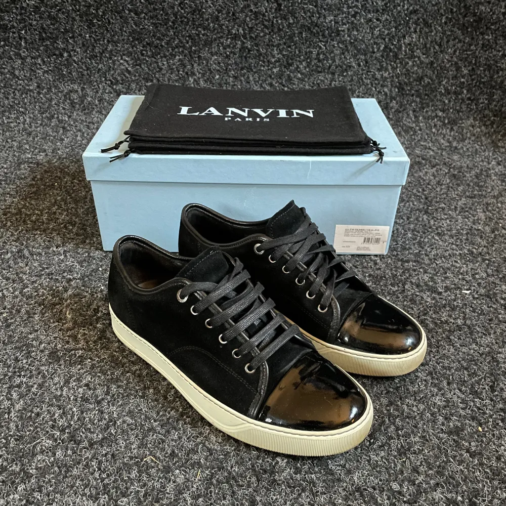 Säljer ett par Lanvin skor i den populära färgen svart. Sjävklart äkta! Endast skor medföljer! Vid minsta lilla fundering är det bara att höra av sig. . Skor.