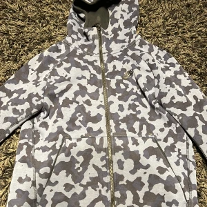 Blå Camoufleauge färgad nike tecch - En blå camouflerings färgad nike tecch sällan använd och säljs inte längre. Pris kan diskuteras