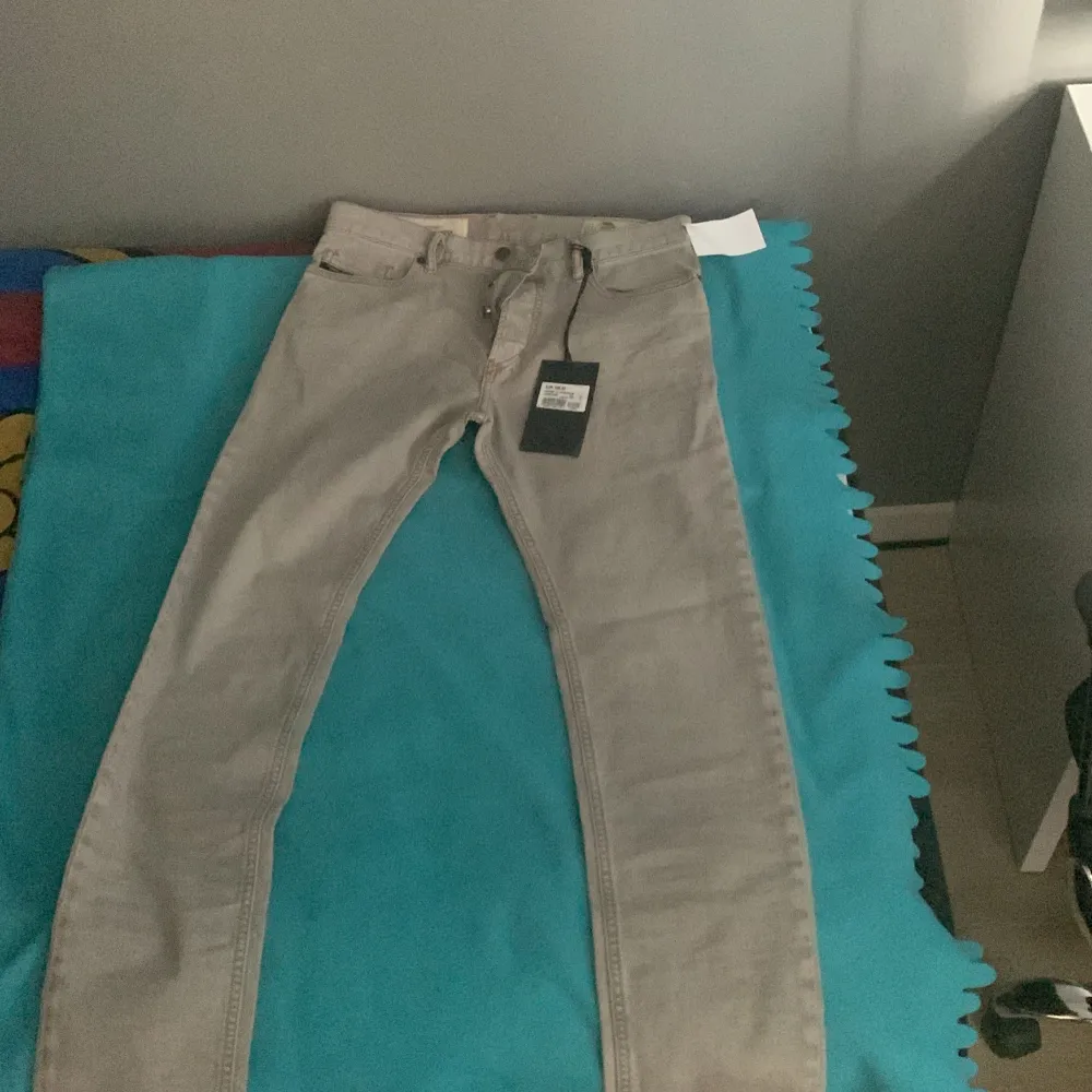 jag köpte jeansen för 160 euro men nu är dem för liten och jag säljer dem för 300 kr nu. Jeans & Byxor.