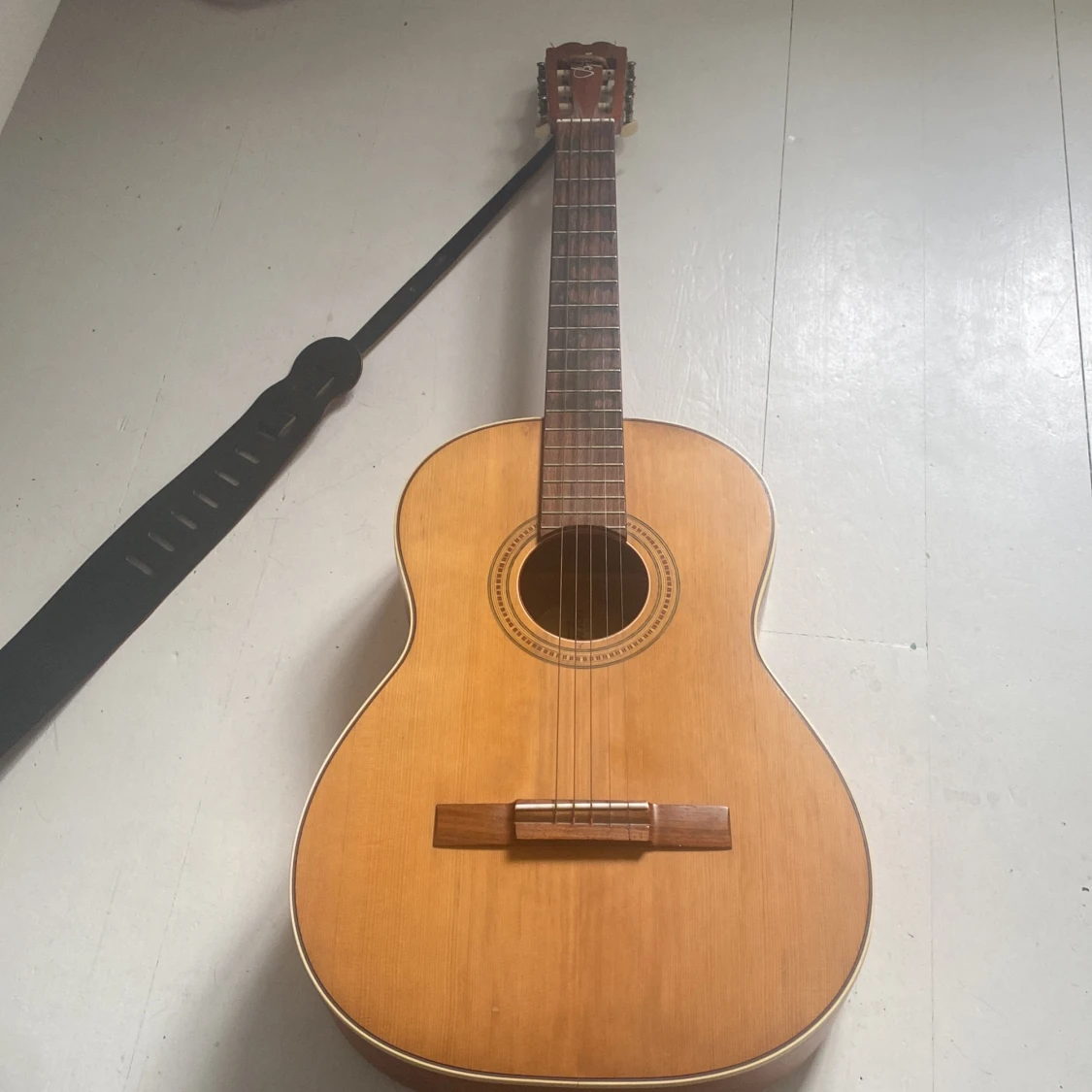 Hej jag säljer en gitarr 