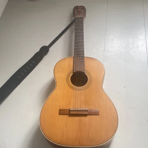 Hej jag säljer en gitarr  - Jag säljer då en gitarr som saknar en sträng men annars jätte fin i övrigt kan kanske tänkas sänka pris vid snabb affär 