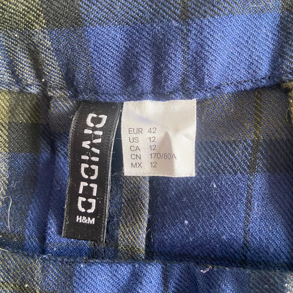 Säljer den här blå- och grönrutiga kjolen från H&M då den blivit för stor för mig! Den är i ett mjukt polyesterblandningstyg. Vid ena höften finns en dragkedja och krok/knapp för att stänga. . Kjolar.