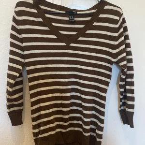 Brun randig tröja - Barn och vit randig tröja