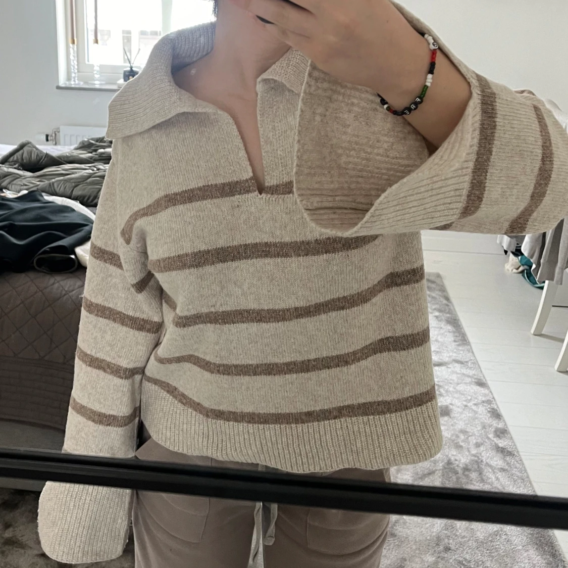  V-neck stickad tröja från Gina Tricot 