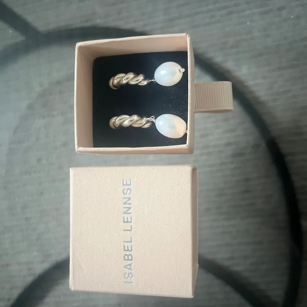 Säljer mina superfina eleganta örhängen från Isabel Lennse som endast är använda 2 gånger, köptes för 3000🫶🏽. Accessoarer.