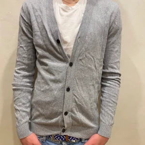 Kofta H&M  - Kofta H&M   Modell: 184cm & väger 84kg  Skick: allmänt använd Färg: grå Material: bomull 