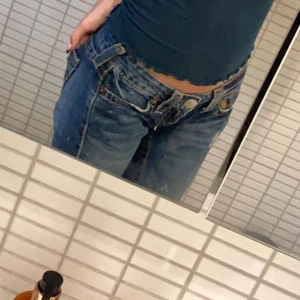 True religion jeansen  - True religion jeans, låg midja och raka i benen. För referens är jag 164 och har xs i storlek Waist: 25  Skriv priv för fler bilder och mer info Kan sänka priset vid snabb affär 