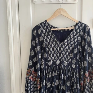 Bohemisk klänning  - Jättehärlig klänning, inköpt second hand, är i fint skick!   Storlek 36