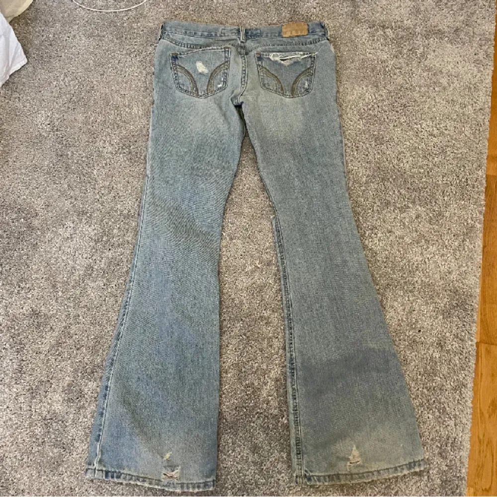 Säljer dessa ljusblåa lågmidjade bootcut jeans med slitningar. Midjemått: 76cm Innebenslängd: 78cm. Har ingen bild på då de är för små. Har du någon fråga är det bara att höra av dig🫶🏻. Jeans & Byxor.