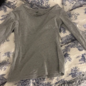 Enkel bas tröja från Lager 157 - Grå enkel baströha från lager 157. Har redan flera st så säljer denna då jag inte behöver så många. Den är i storlek XS. Kontakta gärna innan du trycker på ”köp nu”❤️