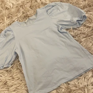 Blus/ tipp - Säljer denna fina blusen / toppen köpte i somras men inte använt en ända gång eftersom jag ej tycker den sitter bra på mig 