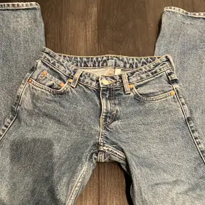 Dessa jeans är köpta från sellpy men är från weekday och dem är i modellen arrow! Skriv privat om ni har frågor❤️