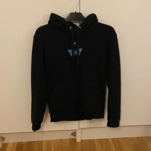 The cool elephant hoodie - Säljer denna fina hoodie från the cool elephant då den inte kommer till användning längre. Fortfarande bra skick, nypris 600, mitt pris 300kr