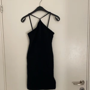 Klänningen  - Säljer för den är för kort och för liten för mig fin till sommaren 