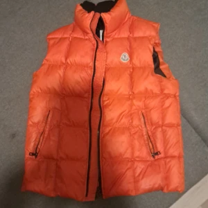Moncler väst - Bra skick, inte mycket använd. Storlek 3