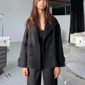 Design by si kappa - Säljer min kappa från design by si! Perfekt nu till våren men tycker den funkar bra under hösten också. Storlek XS men passar även folk med S 💗