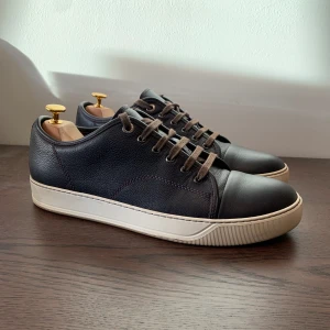 Lanvin skor - Lanvins i läder + riktigt fint skick (9,2/10). Uk 10 - 44,5 ish och skorna passar 45. Skorna är i läder. Hör av er kring funderingar! Inget og ingår. 