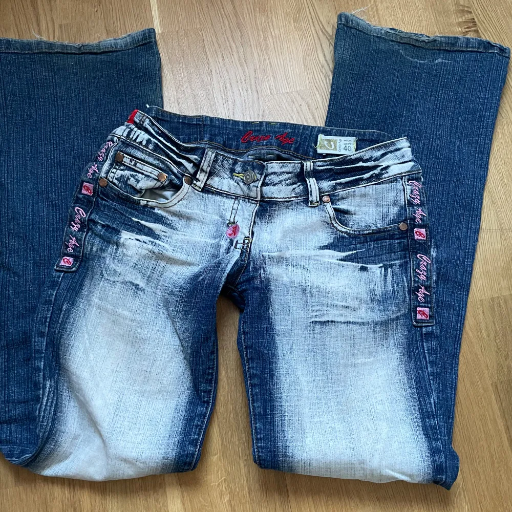 väldigt coola crazy age jeans! lågmidjade och bootcut. Midjemått: 39cm med stretch, innerben: ca 81 cm och grenmått: 17/18 cm. Jeans & Byxor.