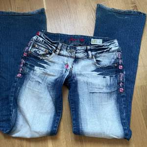 väldigt coola crazy age jeans! lågmidjade och bootcut. Midjemått: 39cm med stretch, innerben: ca 81 cm och grenmått: 17/18 cm