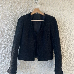 Blazer med struktur   - Söt blazer med lite axelvaddering, tyvärr för liten för mig. Passar en XS eller mindre S🩷