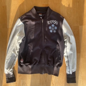 Evisu tröja - En as fett tjock evisu tröja funkar jätte bra som jacka att ha utan på en huddie som är extremt sällsynt och allt på rygen och framsidan är insytt 