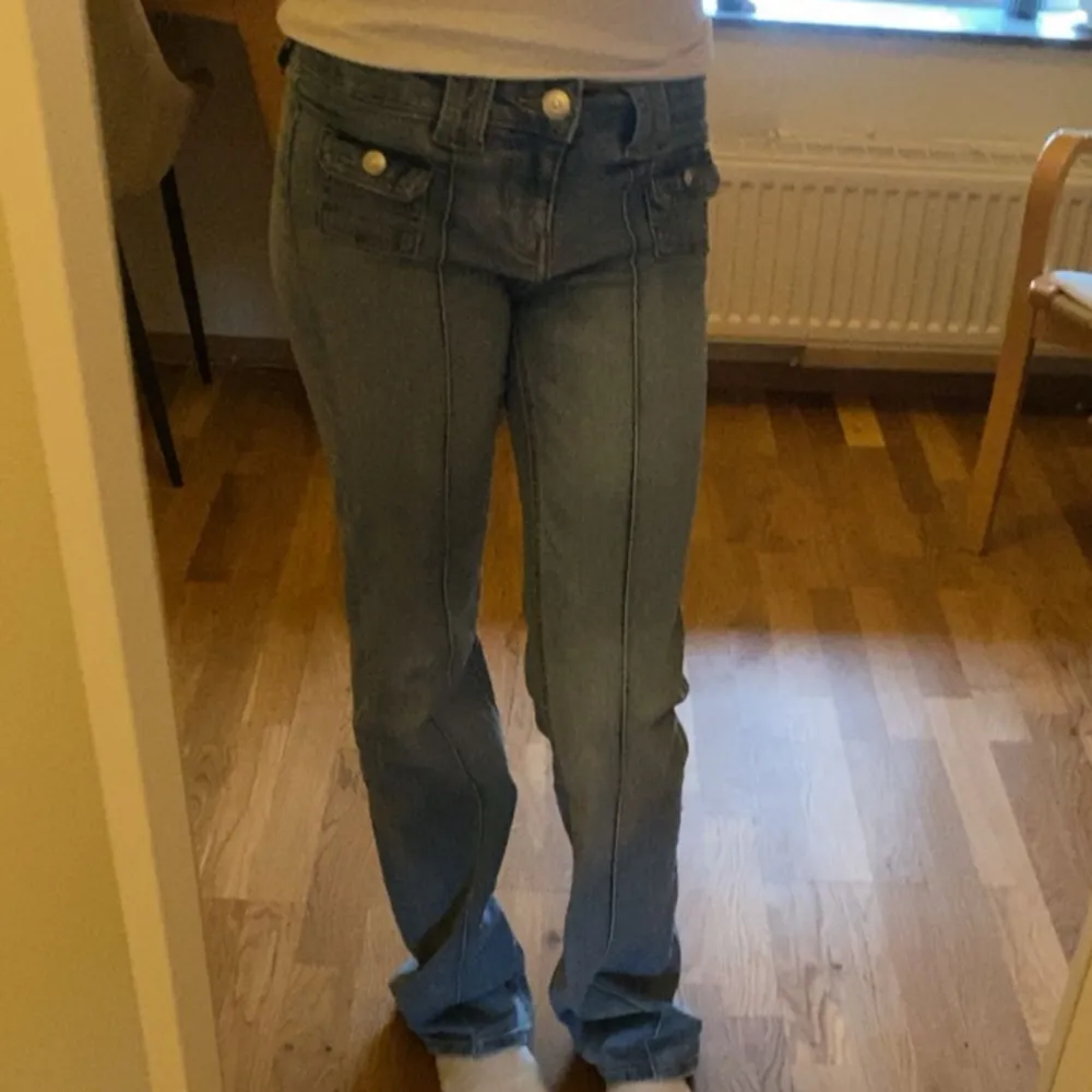 Säljer mina populära jeans från H&M i storlek 32💞 Skriv om du har någon fråga!. Jeans & Byxor.