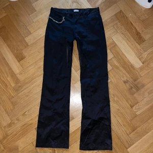 Lågmidjade kostymbyxor med bootcut  - Lågmidjade kostymbyxor med bootcut och glansigt tyg, storlek S 