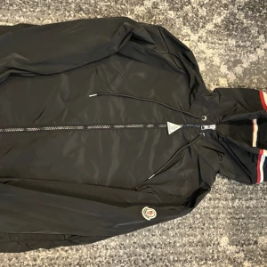 Moncler Windbreaker - Svart Windbreaker Kan Sänka Vid Smidig Affär 