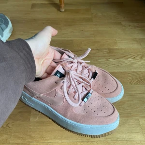 Nike air force sage low  - Säljer då storleken är på gränsen för liten. Skapligt och fint skick. 