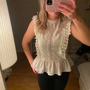 Vit festblus  - Jättesnygg festblus från Gina tricot!! Jättebra skick knappt använd🥰🥰