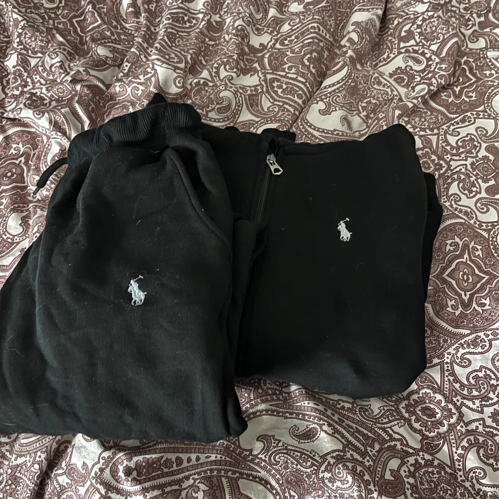 En zip hoodie och mjukis byxa ifrån ralph lauren. Jeans & Byxor.