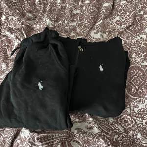 En zip hoodie och mjukis byxa ifrån ralph lauren
