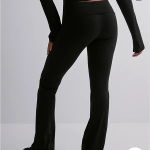 Byxor - Säljer dessa populära byxor från Nelly, använda väldigt få gånger🥰 pris går att diskutera