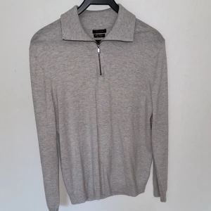 Massimo Dutti Half zip - Grå halfzip, använd 2 gånger, nyskick, ordn pris 599