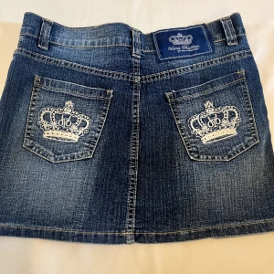 Victoria brekham kjol🤩🤍 - En kjol från Viktoria brekham🤍ass fin inga defekter 38 cm över midjan så 76 cm runt hela midjan 🤍