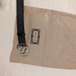 Gucci bälte - Gucci bälte som helt ny du kommer inte märka av att den ens har använts ett par gånger helt ny och fräsch. Finns kvitto och ordinarie förpackning. Storlek 85 Ny pris 4650kr