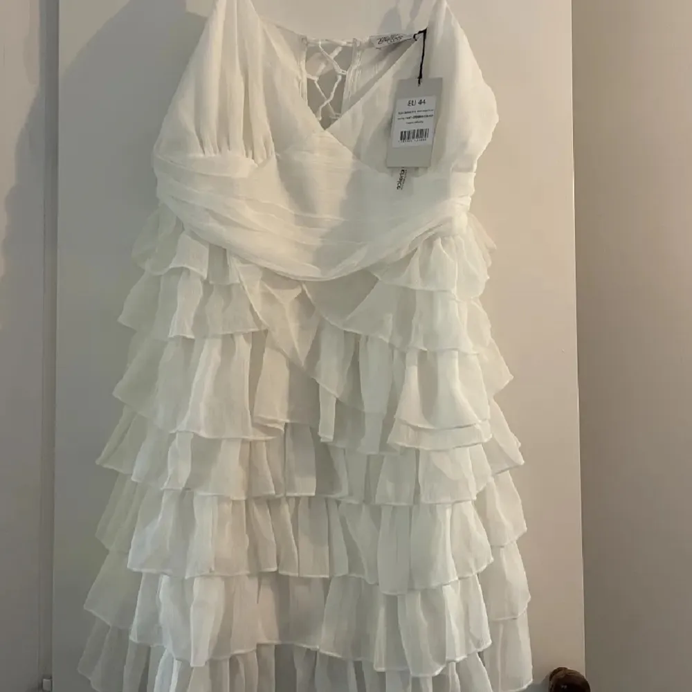 Säljer denna perfekta klänningen!! Älskar verkligen den men tyvärr är den för stor så inte fått användning för den och prislappen sitter kvar🫶🏼 Går att knyta den så att den blir lite mindre, nästan som en 42 i storlek💞. Klänningar.