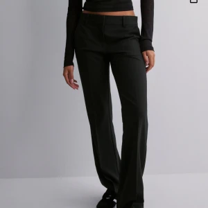 Low waist suit pants  - Nu säljer jag Jättefina lågmidjade kostymbyxor från Nelly,(då jag beställde fel storlek & ej hann skicka tillbaka dem).Byxorna är aldrig använda & endast provade en gång. De är svarta,lågmidjade,har pressveck på benen.Fickor fram & bak.Prislapp kvar.