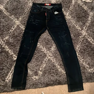 Dsquerd2 byxor - Dessa byxor har aldrig använts och är i riktigt bra skick och är slim fit.