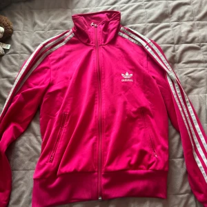 Vintage Adidas kofta  - Den kommer inte till användning men har inga fel och är jätte finp