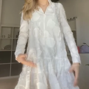 Student klänning - En väldigt fin vit klänning i mycket bra skick, inget tecken på användning. Den är oversize