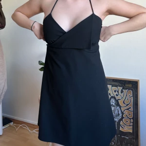 ZARA klänning  - zara svart mini klänning i L, liten i storleken passar mer en M.  Använd fåtal gånger inget slitage. (Lite för stor för min vän som är modell, säljes pga för liten för mig).