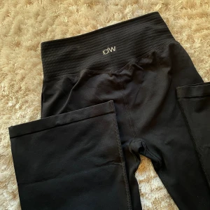 Bootcut träningstights ICANIWILL  - Helt nya, aldrig använda. Köpta för två veckor sen. Nypris 799kr.