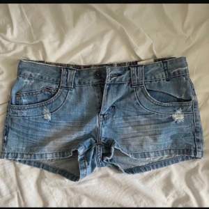 Säljer ett par jeans shorts från only i storlek 28! 💕💕Perfekt till sommaren!! 🥰🥰Lånade bilder!!